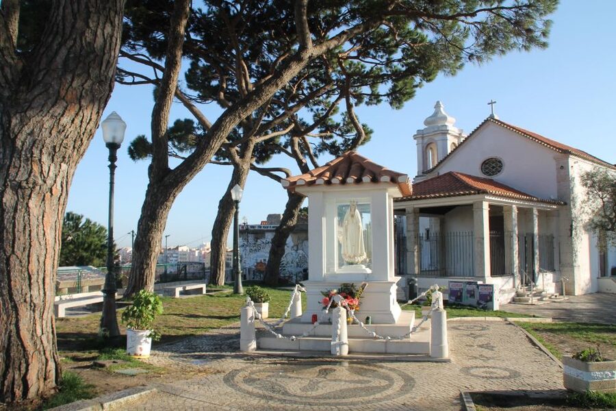 Lisbon: 3-Hour Sightseeing Tuk-Tuk Tour with Free Pickup - Who should book this Lisbon tuk-tuk tour?