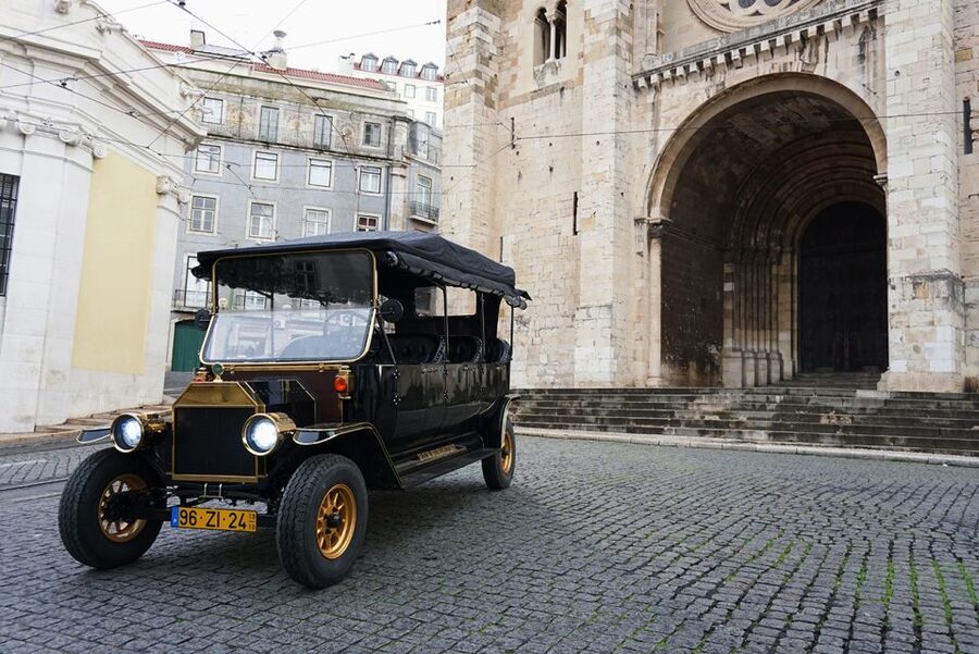 Lisbon: 3-Hour Street Art Tuk Tuk Tour - Starting in the tuk tuk and setting your pace