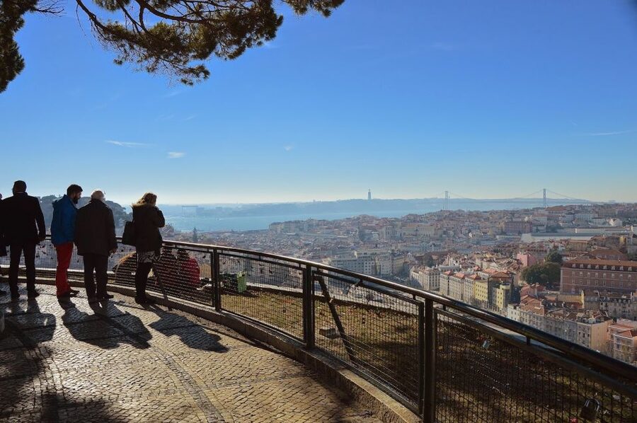 Lisbon: City Highlights Tour by Tuk Tuk - What the guide can add to one short hour