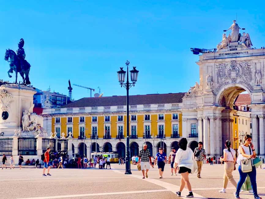 Lisbon: City Tour by Tuk Tuk with Free Souvenir - Santa Luzia and Portas do Sol: two essential viewpoints