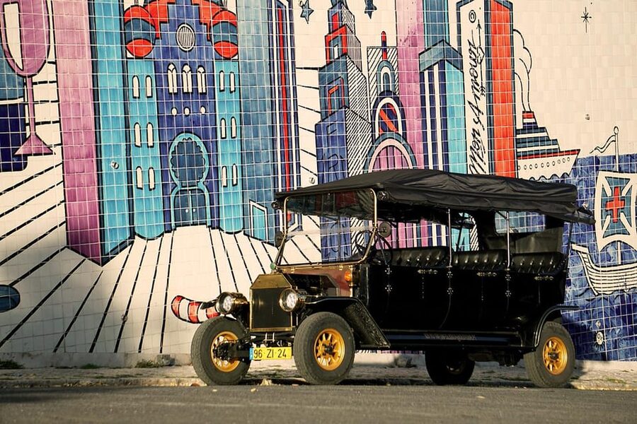 Lisbon: Food and Wine Tasting 4-Hours Tuk Tuk Tour - What the guides add