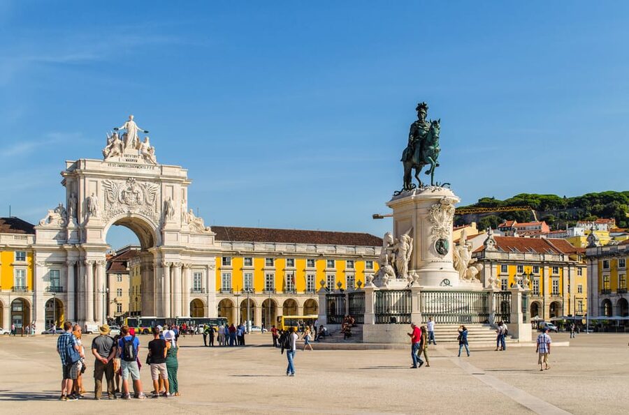 LISBON GRAND EXPERIENCE Tuktuk Tour in German - What the guide adds to the day