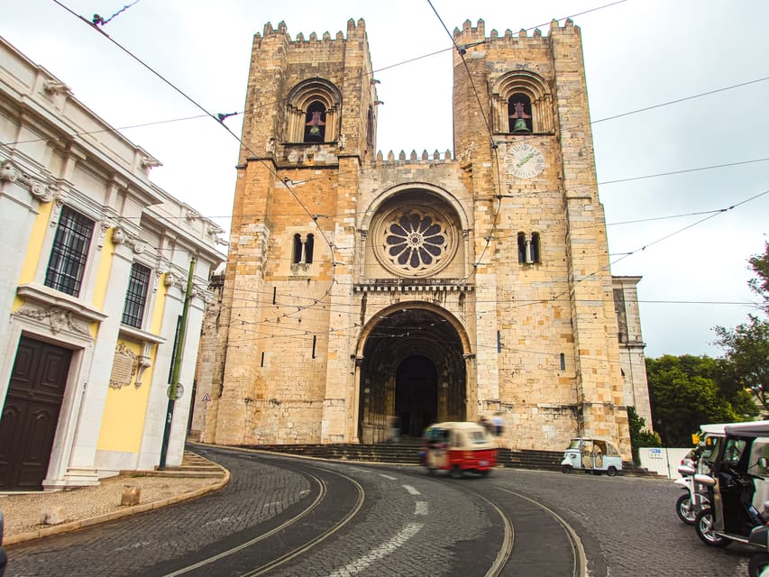 LISBON GRAND EXPERIENCE Tuktuk Tour in German - Bairro Alto, Chiado, and the views from São Pedro de Alcântara