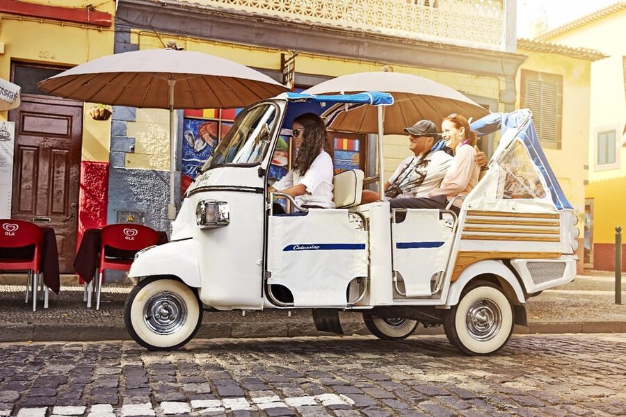 LISBON GRAND EXPERIENCE Tuktuk Tour in German - Pastéis de Belém, the edible finish