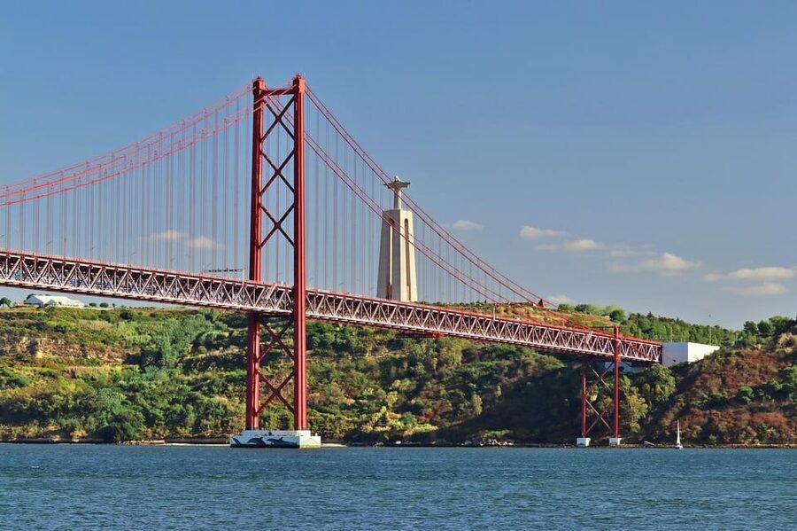 Lisbon: Guided Eco Tuk Tuk sightseeing tour - Climbing into Graça and Nossa Senhora do Monte