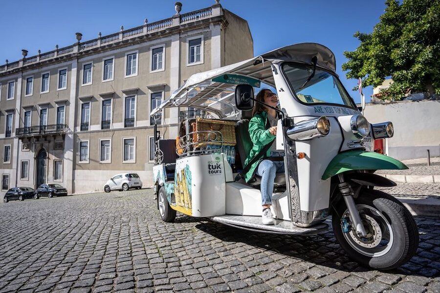Lisbon: Guided Tuk-Tuk Tour Along the Historic Tram Line 28 - São Pedro de Alcântara and the view toward São Jorge Castle