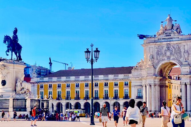 Lisbon Historic Tuk Tuk Adventure with Free Polaroid Pictures - A moving look at Alfama
