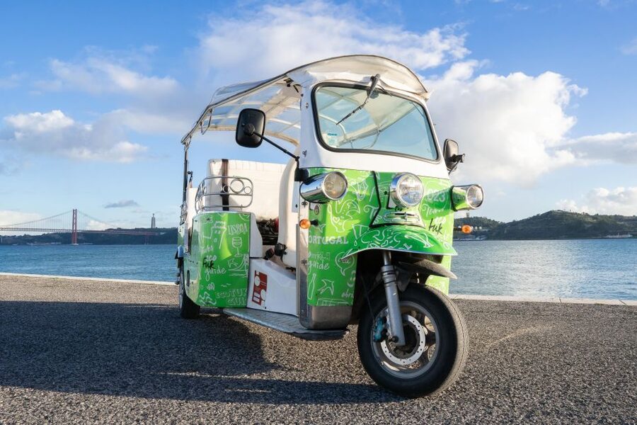Lisbon Iconic Highlights in 2H00 : Private Tuk-Tuk Tour - Alfama viewpoints: Portas do Sol and Santa Luzia