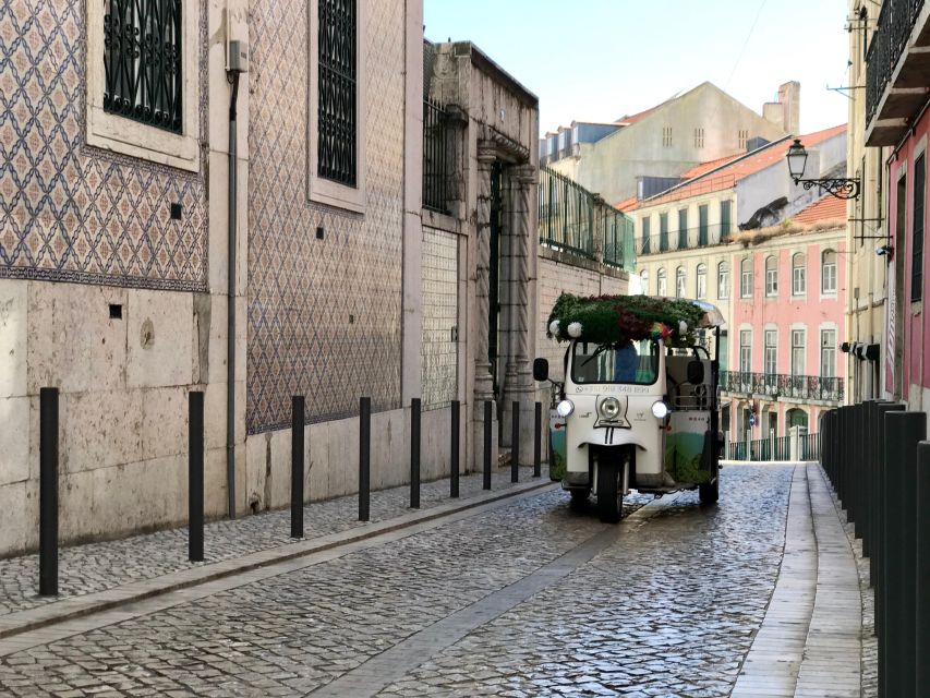 Lisbon: Old City Standard Private Guided Tour by Tuk-Tuk - Meeting at Avenida da Liberdade