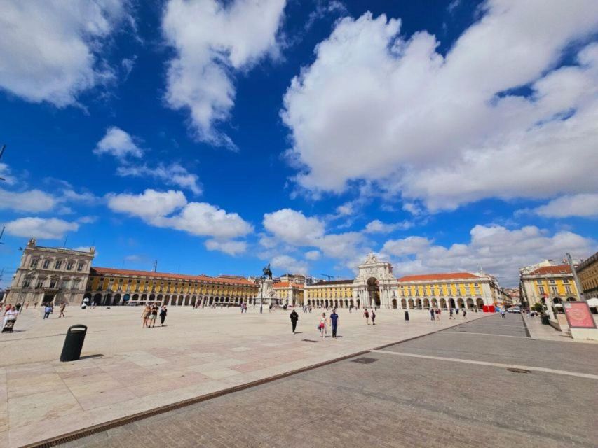 Lisbon: old town sightseeing Tuk-Tuk Tour - Lisbon Cathedral and the first old-town views