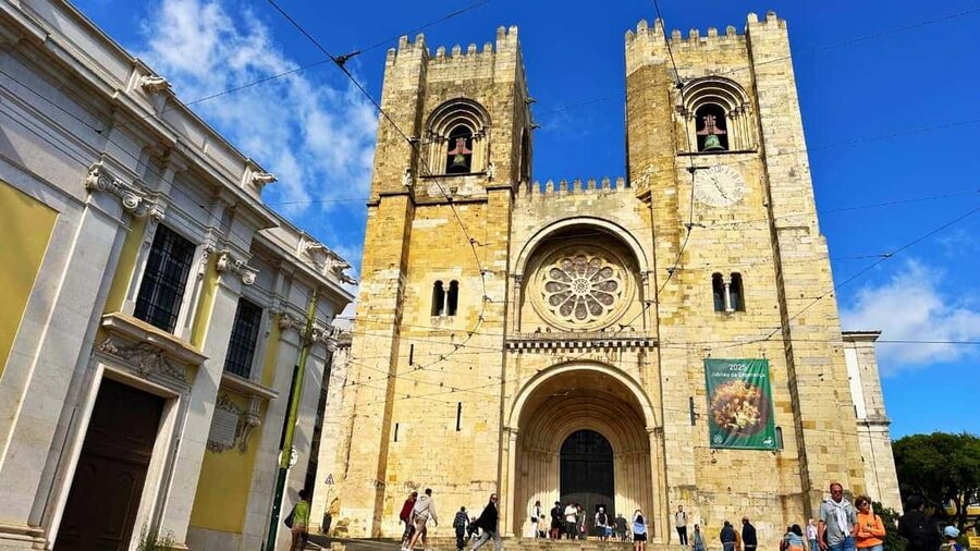 Lisbon: Old Town Tuk-Tuk Tour - Comfort, group size, and the price of $54