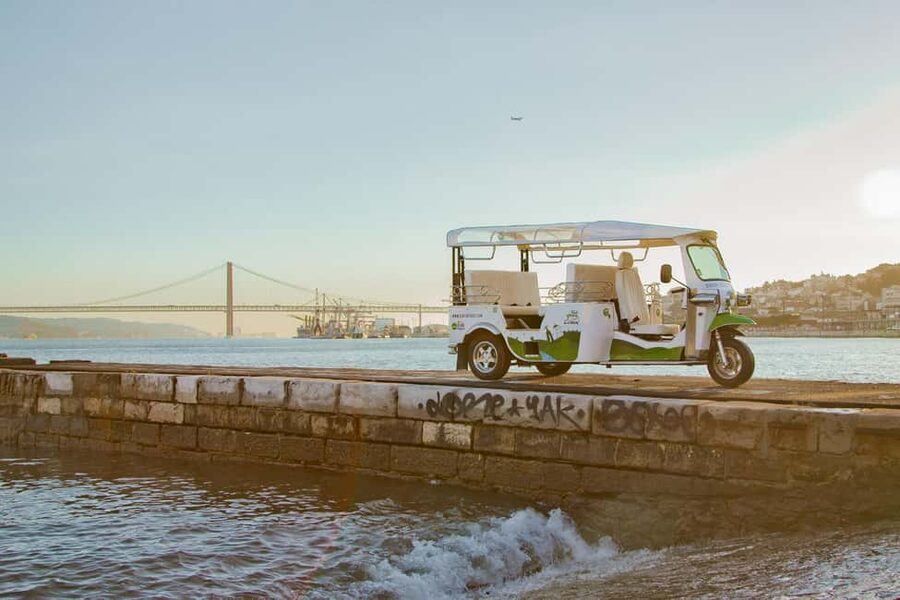 Lisbon on a Tuk Tuk Tour: History & Viewpoints - The guides make the difference