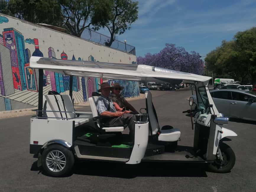 Lisbon: Private City Tour in Alfama and Chiado with Tuk Tuk - Alfama on three wheels
