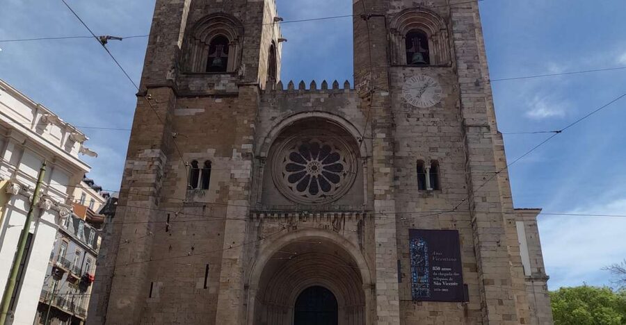Lisbon:Private guided historical sightseeing Tour by TUK-TUK - Alfama: Lisbon’s Old Lanes and Big Views