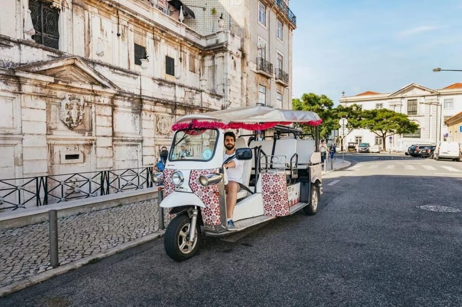 Lisbon: Private Guided Tuk-Tuk Tour with Hotel Pickup - What the guides add to the ride