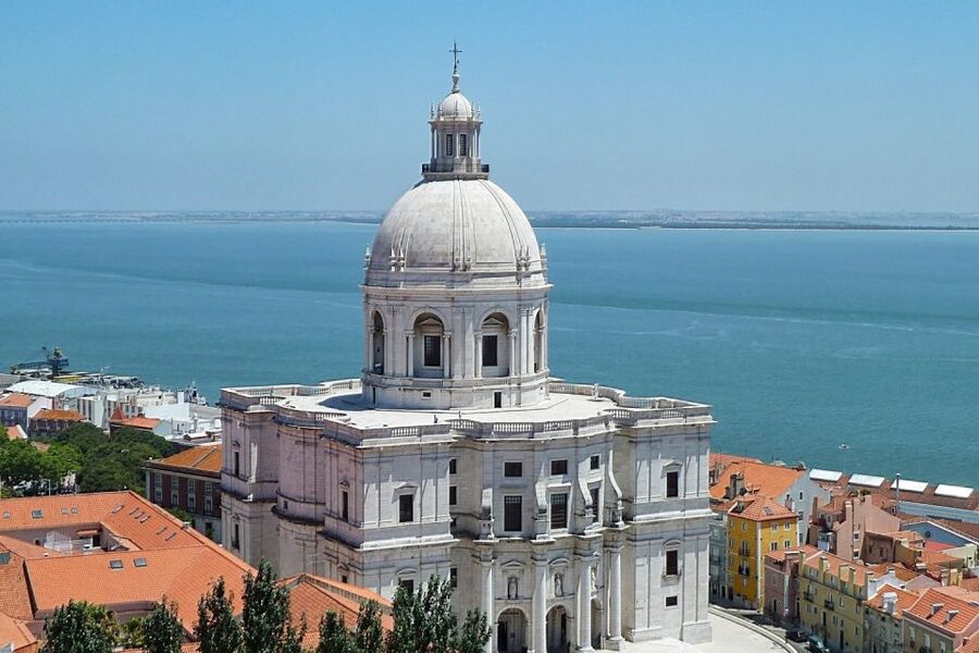Lisbon: Private Sightseeing Tour in a Vintage Tuk Tuk - What the guide adds to the ride