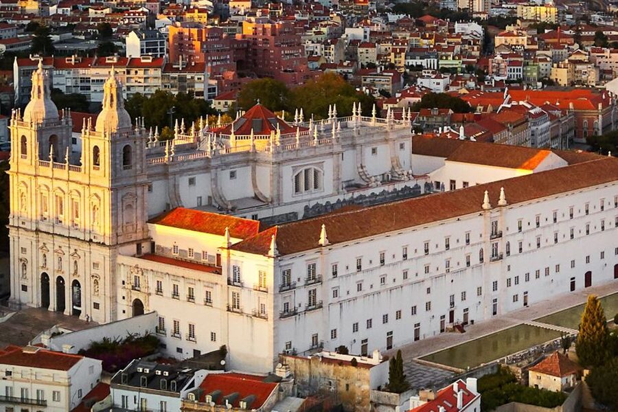 Lisbon: Private Sightseeing Tour in a Vintage Tuk Tuk - Comfort, weather, and the practical trade-offs