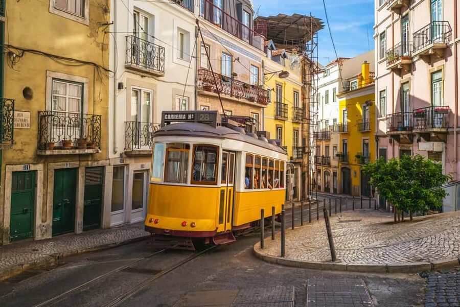 Lisbon: Private Tuk-Tuk City Tour With Local Guide - Santa Luzia and Portas do Sol: the first big views