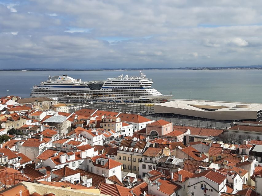 Lisbon: Private Tuk-Tuk Tour for 2 hours - What the guides add to the experience