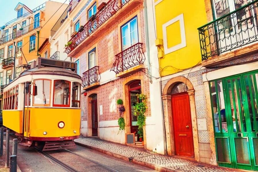 Lisbon: Private Tuk-Tuk Tour of Old Town & Scenic Viewpoints - Saint Anthony, the cathedral, and the oldest streets