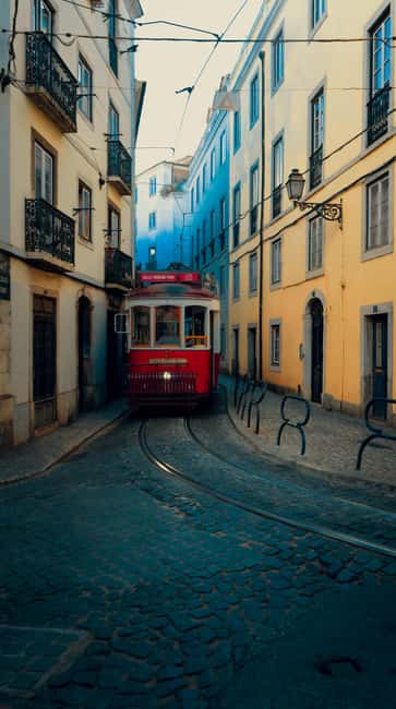 Lisbon: Private Tuk-Tuk Tour of Old Town & Scenic Viewpoints - What the guides add to the ride