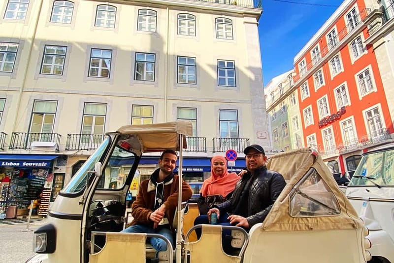 Lisbon: Private Tuk-Tuk Tour with Local Guide - Santa Luzia and Portas do Sol
