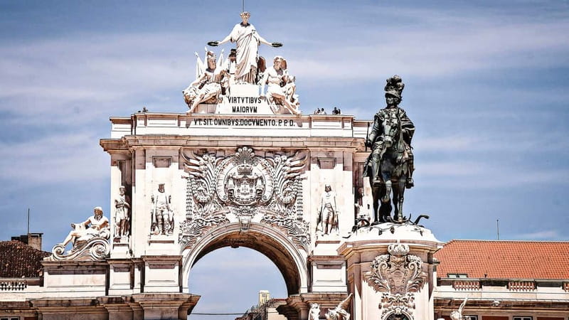 Lisbon: Private Tuktuk Tour with History & Music - Praça do Comércio and central Lisbon