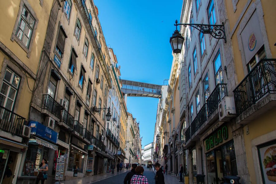 Lisbon's historic old town in a tuk-tuk in German - Key points at a glance