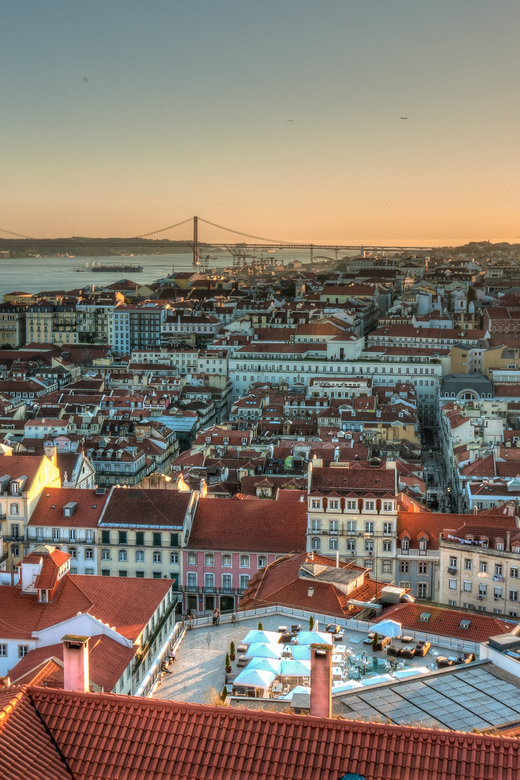 Lisbon's historic old town in a tuk-tuk in German - What the German-speaking guide adds