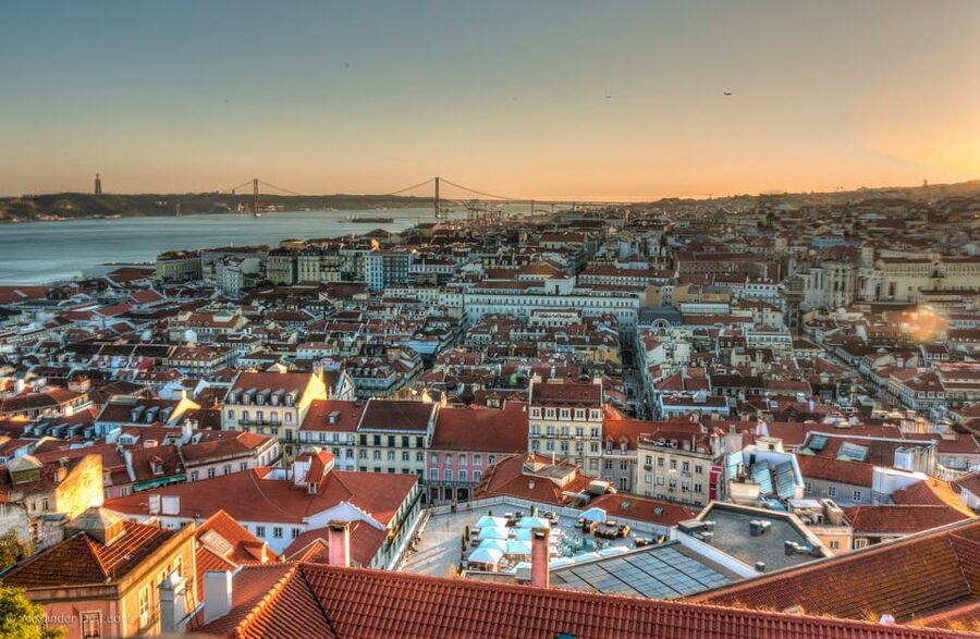 Lisbon's historic old town in a tuk-tuk in German - Santa Luzia and Portas do Sol viewpoints
