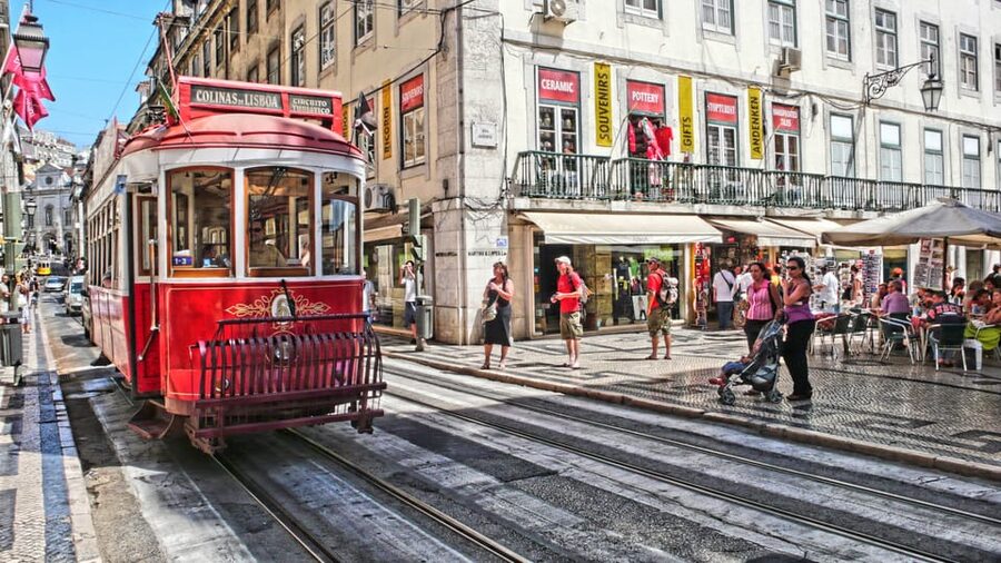 Lisbon's historic old town in a tuk-tuk in German - Starting in Alfama, Lisbon’s oldest-feeling quarter