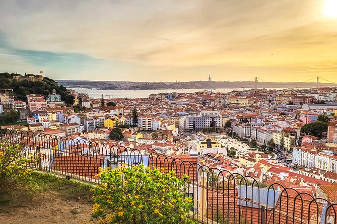 Lisbon tour Oldtown & Viewpoints on a tuktuk! - Key points at a glance