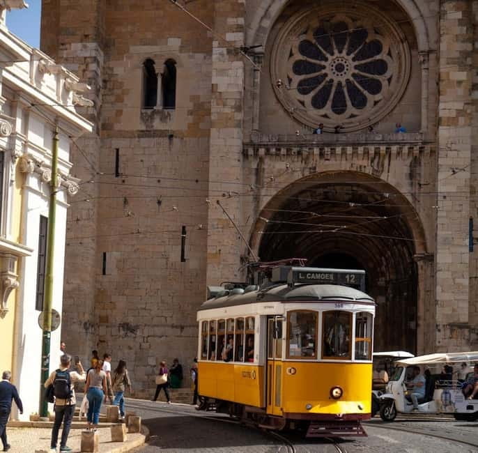 Lisbon Tram 28 Route : Electric Tuk Tuk | Professional Guide - Graça and Senhora do Monte begin the climb