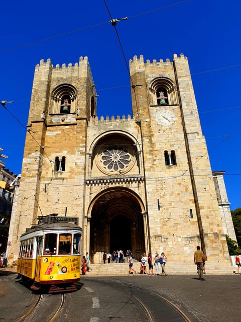 Lisbon: Tuk Tuk 1H30 Tour Old Town Complete with a Old Timer - Sé Cathedral and the Church of Santo António