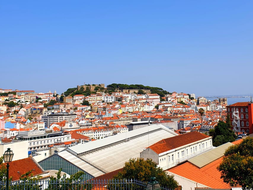 Lisbon: Tuk Tuk 2H Tour Lisbon with a Old Timer - Alfama by narrow street