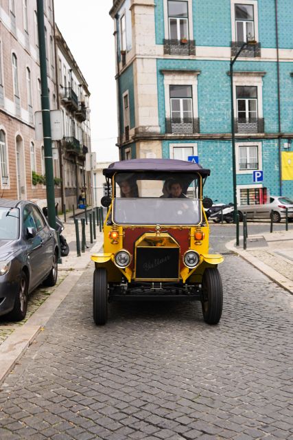 Lisbon: Tuk Tuk City tour with vintage car - The 1.5-hour Alfama and Chiado route