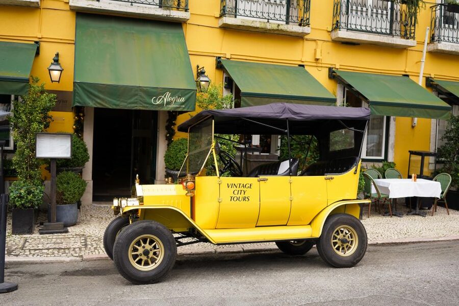 Lisbon: Tuk Tuk City tour with vintage car - The four-hour city overview