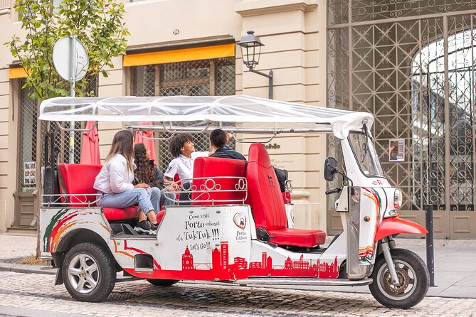 Lisbon Tuk Tuk: Explore Lisbon’s Hidden Treasures 1:30h - Lisbon Cathedral: a short look at the oldest church