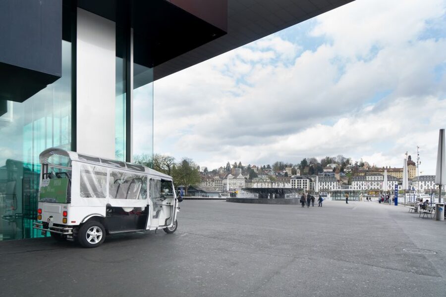 Lucerne: eTukTuk City Tour - Chapel Bridge and the lake views