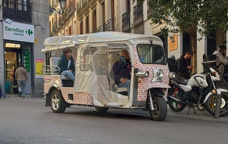 Madrid: City Tours - 6 seats private ecological tuk tuk - Paseo de la Castellana and Modern Madrid