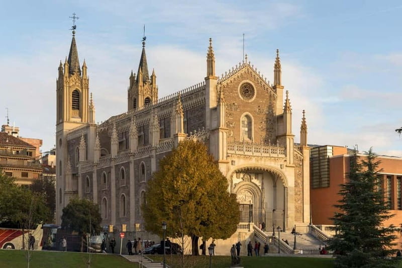 Madrid: Highlights City Tour by Electric Tuk Tuk - The Royal Palace, Almudena Cathedral, and Plaza de la Villa