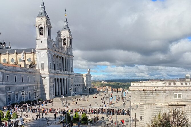 Madrid in Tuk Tuk with Local Guide Included - Key points to know before booking