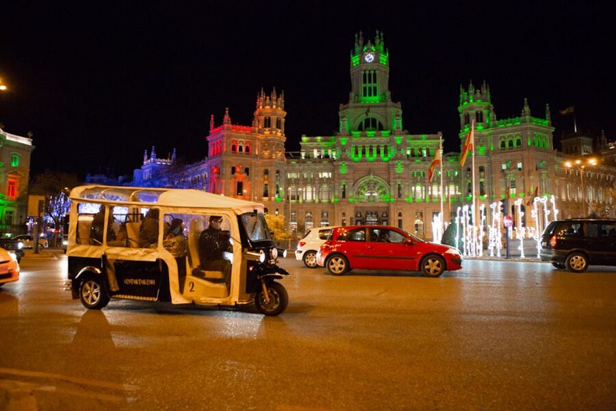 Madrid: Private Christmas Lights Tour by Eco Tuk-Tuk - Key points at a glance