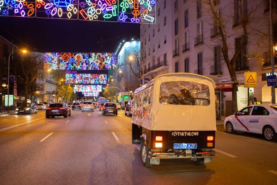 Madrid: Private Christmas Lights Tour by Eco Tuk-Tuk - What the one-hour ride does well