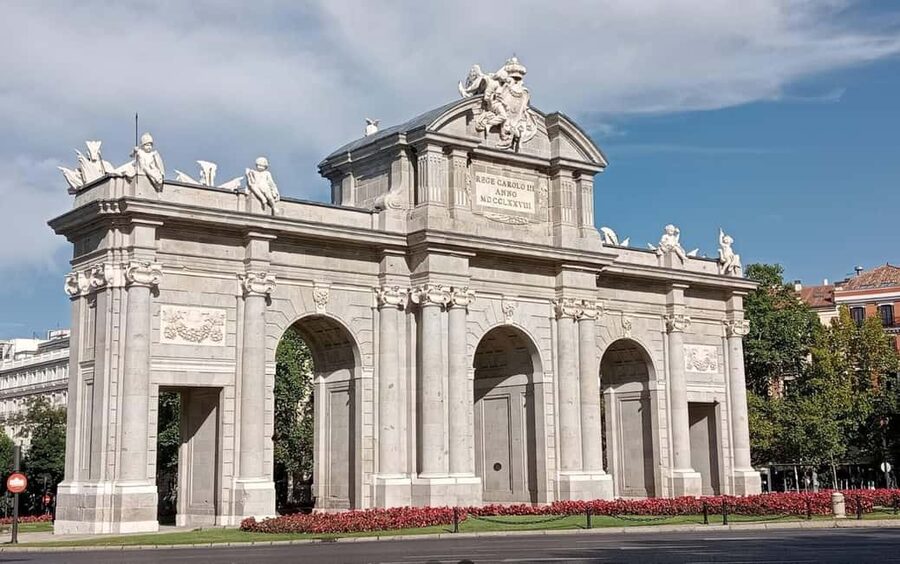 Madrid: Tour with Tuk Tuk Zero: Bernabéu and the Golden Mile. 1h 15min - Key points at a glance