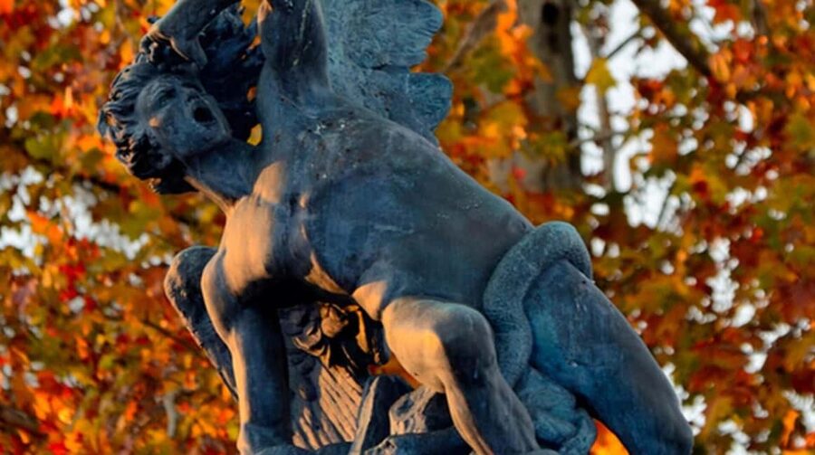 Madrid: Tour with Tuk Tuk Zero: Bernabéu and the Golden Mile. 1h 15min - Puerta de Alcalá and the edge of Retiro Park