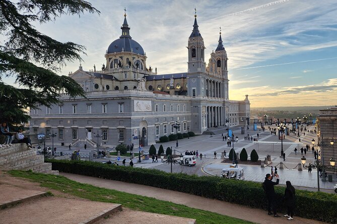 Madrid Tuk Tuk & Olé Experience – Private 1.5h Cultural Tour - Salamanca, the National Library, and Banco de España