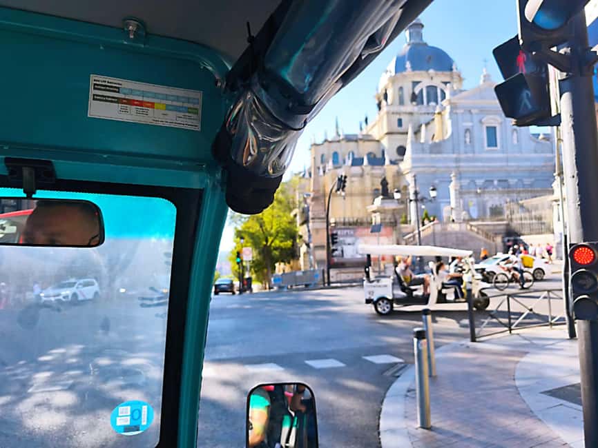 Madrid: Tuk Tuk Tour of the Historic Heart and Gran Vía. 1h 15min - Almudena Cathedral and the Royal Palace