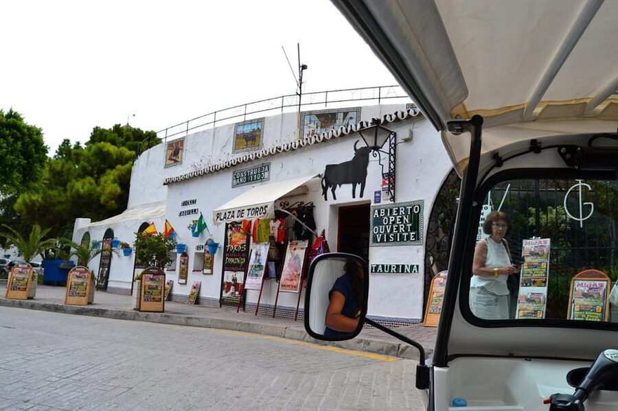 Mijas: Panoramic city tour with an electric Tuk Tuk - What the guide adds to the ride