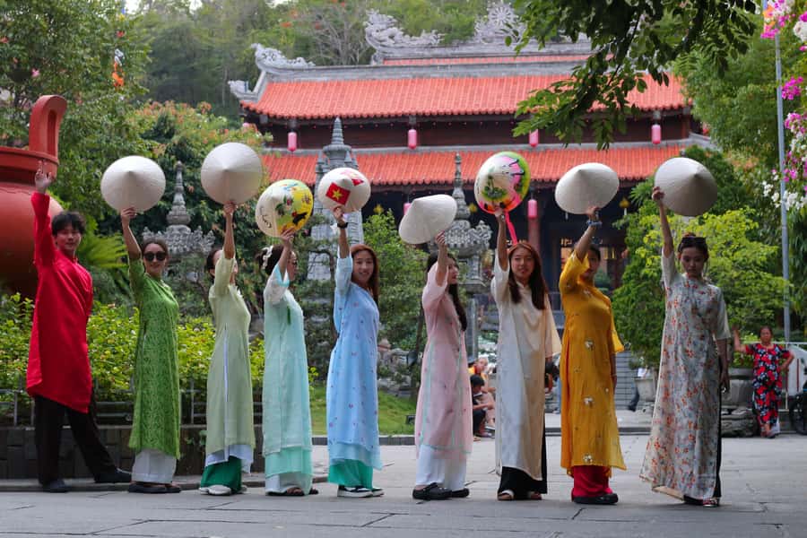 Nha Trang: Ao Dai Photoshoot with Cyclo Ride - The beach promenade and optional extra photos